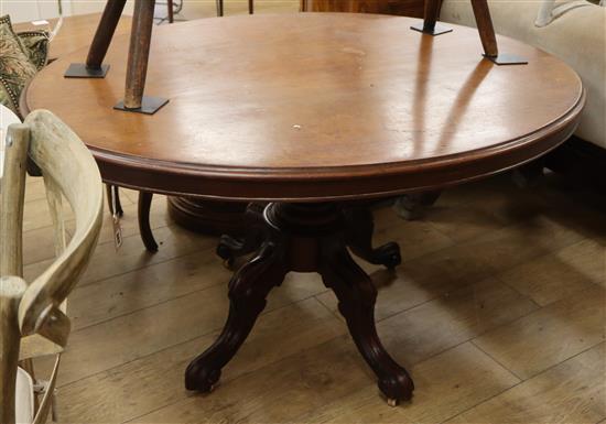 A Victorian oval mahogany loo table W.130cm